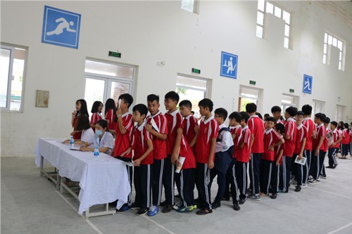 Trường THCS Phúc Lợi phối hợp với Trung tâm Y tế Quận Long Biên tổ chức khám sức khỏe định kỳ cho học sinh năm học 2018-2019
